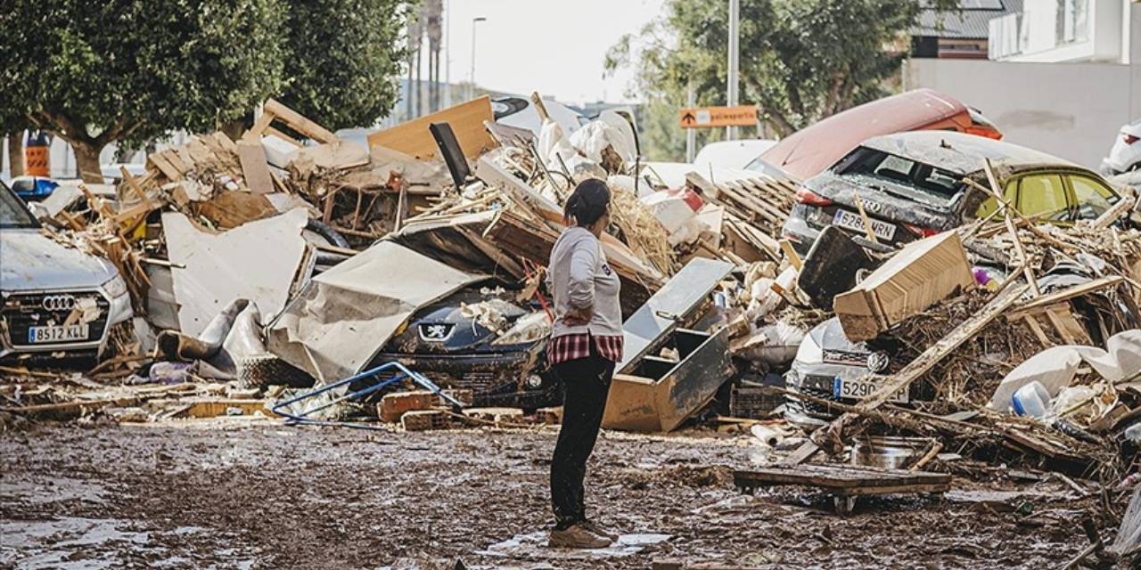 İspanya’da meydana gelen sel felaketi sonrası temizleme çalışmaları başlatıldı